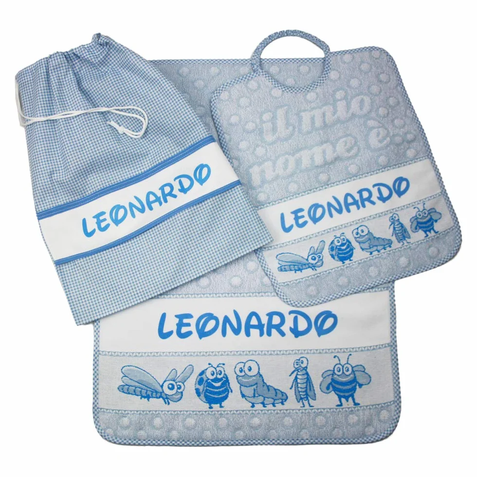Set Asilo Personalizzato con Nome 3 Pezzi: Bavaglino Spugna 28x33 cm, Asciugamano 40x55 cm, Sacca Personalizzati Cotone 100% Made in Italy