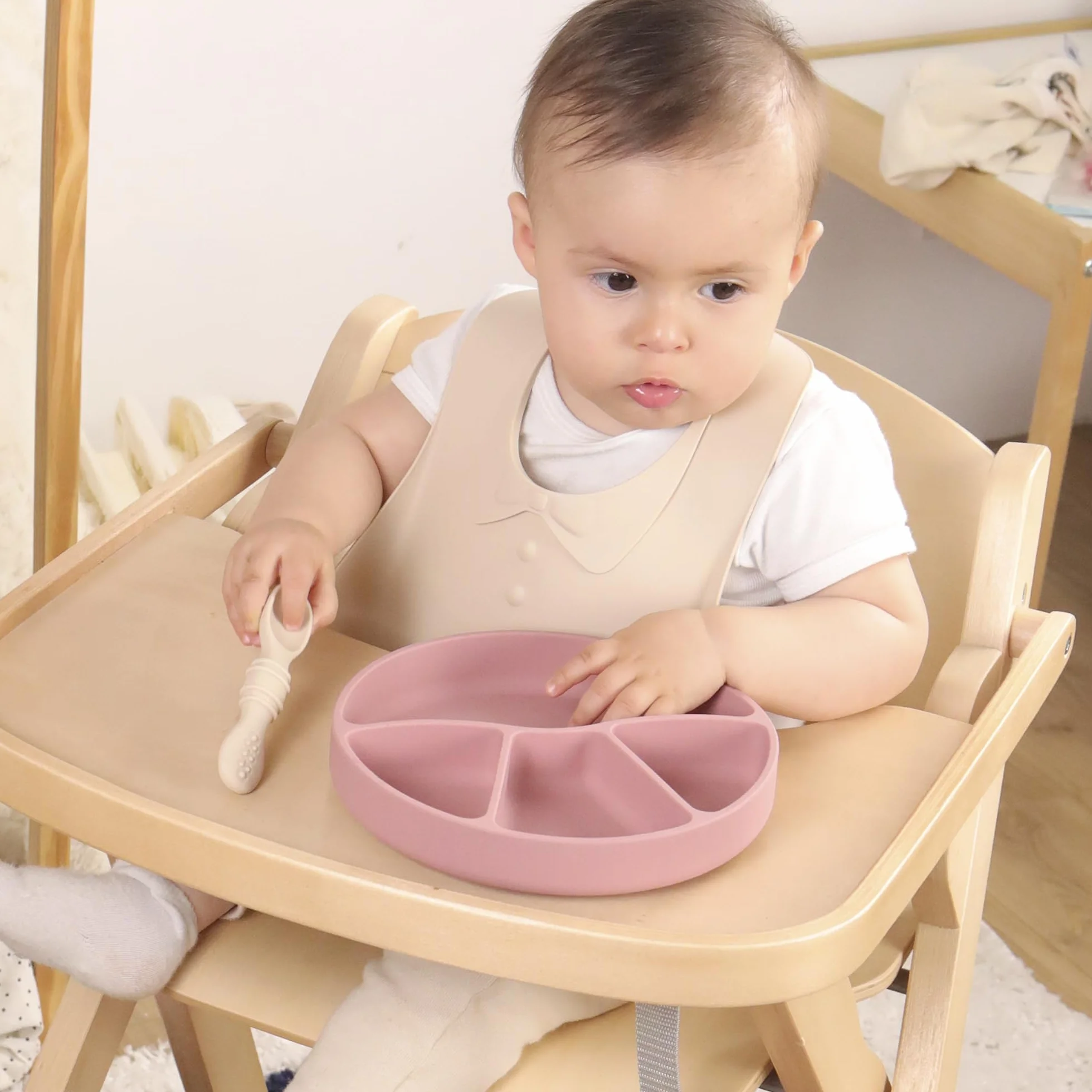 Bavaglino in Silicone Regolabile Impermeabile Beige per Bambino da 3 Mesi