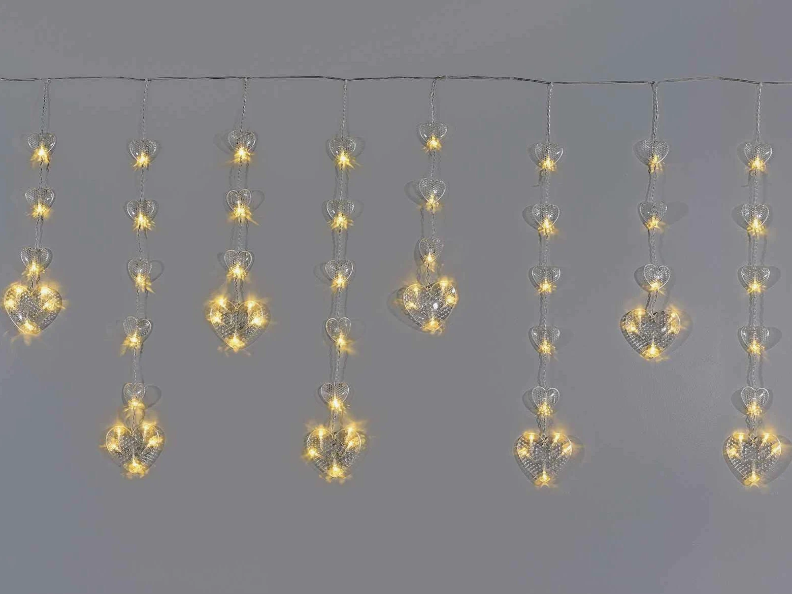 Gruppo Maruccia - Cascata di Cuori di Natale Luminosa Led - Lunghezza 2 Mt - Decorazioni Natalizia per Negozi, Casa, Vetrine - Uso Interno ed Esterno - 2 Metri