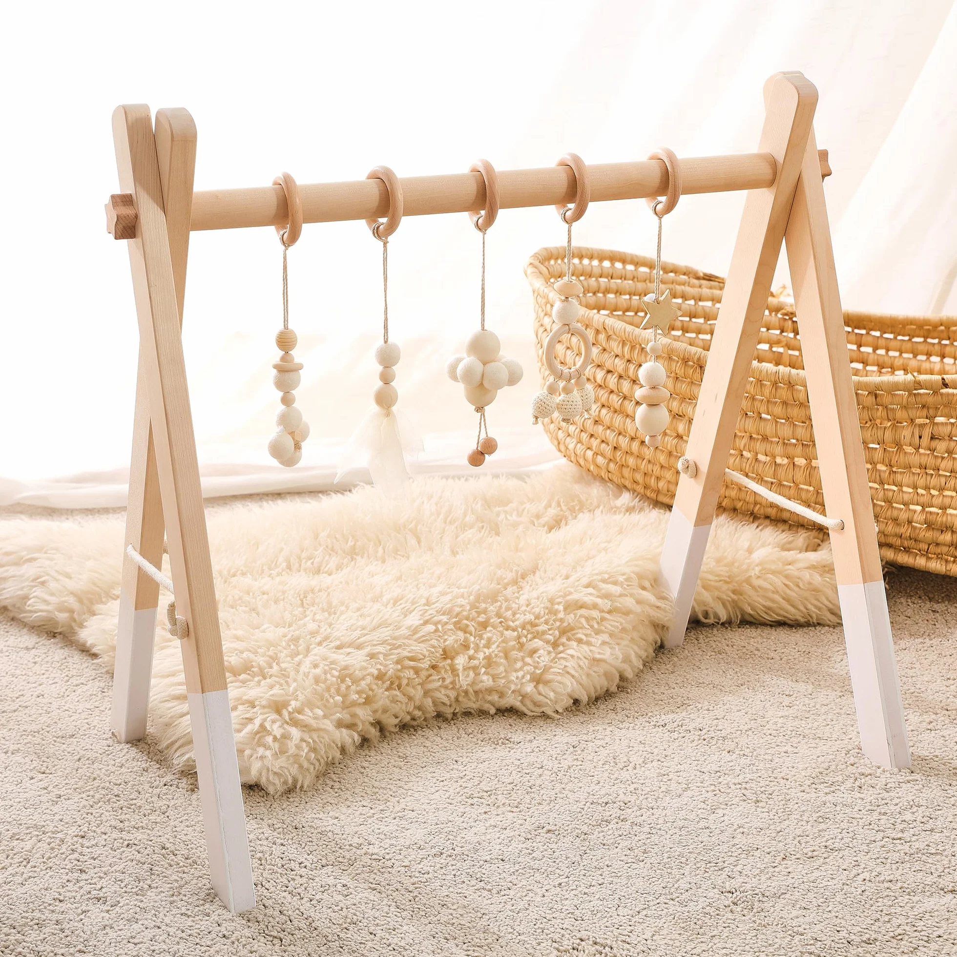 Arco da palestra in legno per bambini con 5 giocattoli sensoriali staccabili cotone bianco