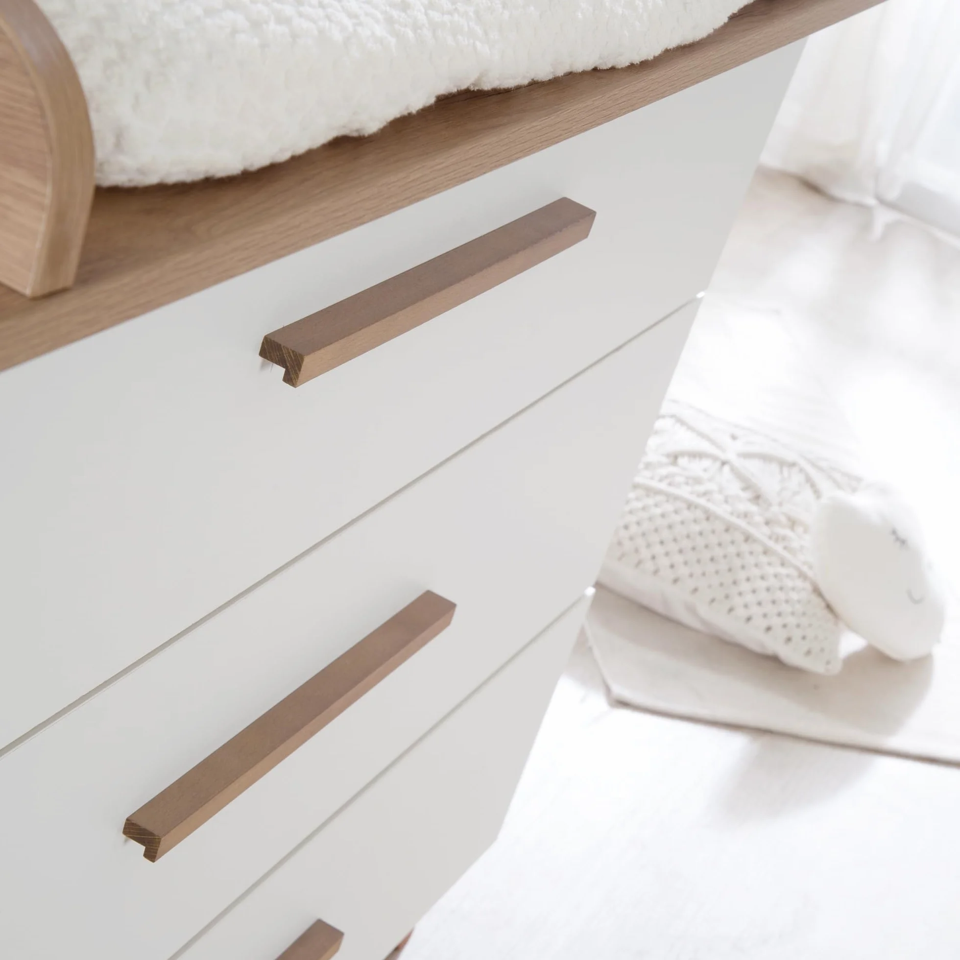 roba Set per cameretta bambini 3 pezzi Lettino 70x140 cm convertibile fasciatoio 3 cassetti armadio bambini Maniglie piedi legno massello Bianco rovere scuro