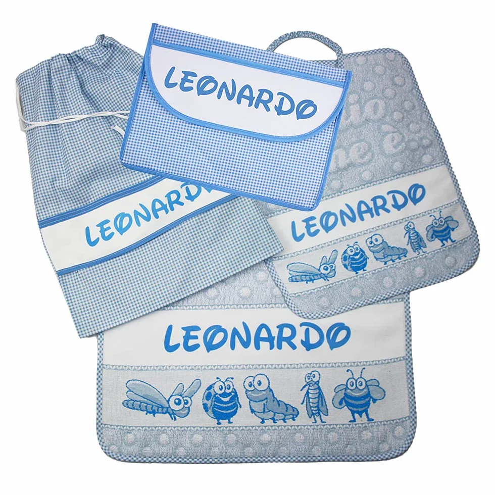 Set Asilo Personalizzato con Nome 4 Pezzi Bavaglino Spugna 28x33 Asciugamano 40x55 Sacca Busta Cotone 100% Made in Italy AZZURRO