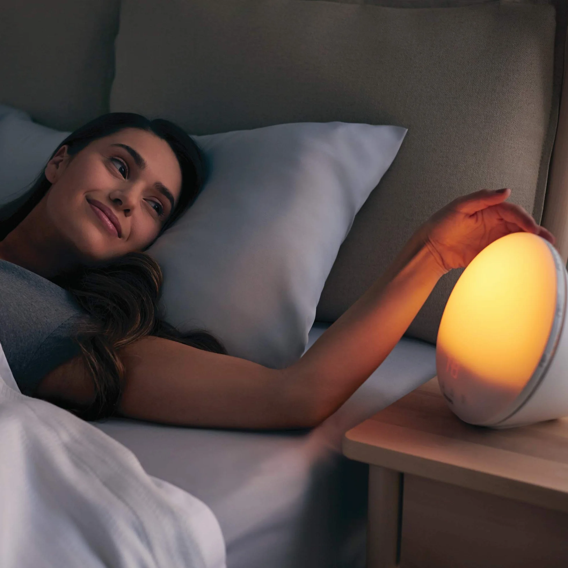 PHILIPS HF3519/01 Wake-up Light (Funzione Alba Solare, Radio FM Digitale, Sveglia con Luce Diurna), Bianco