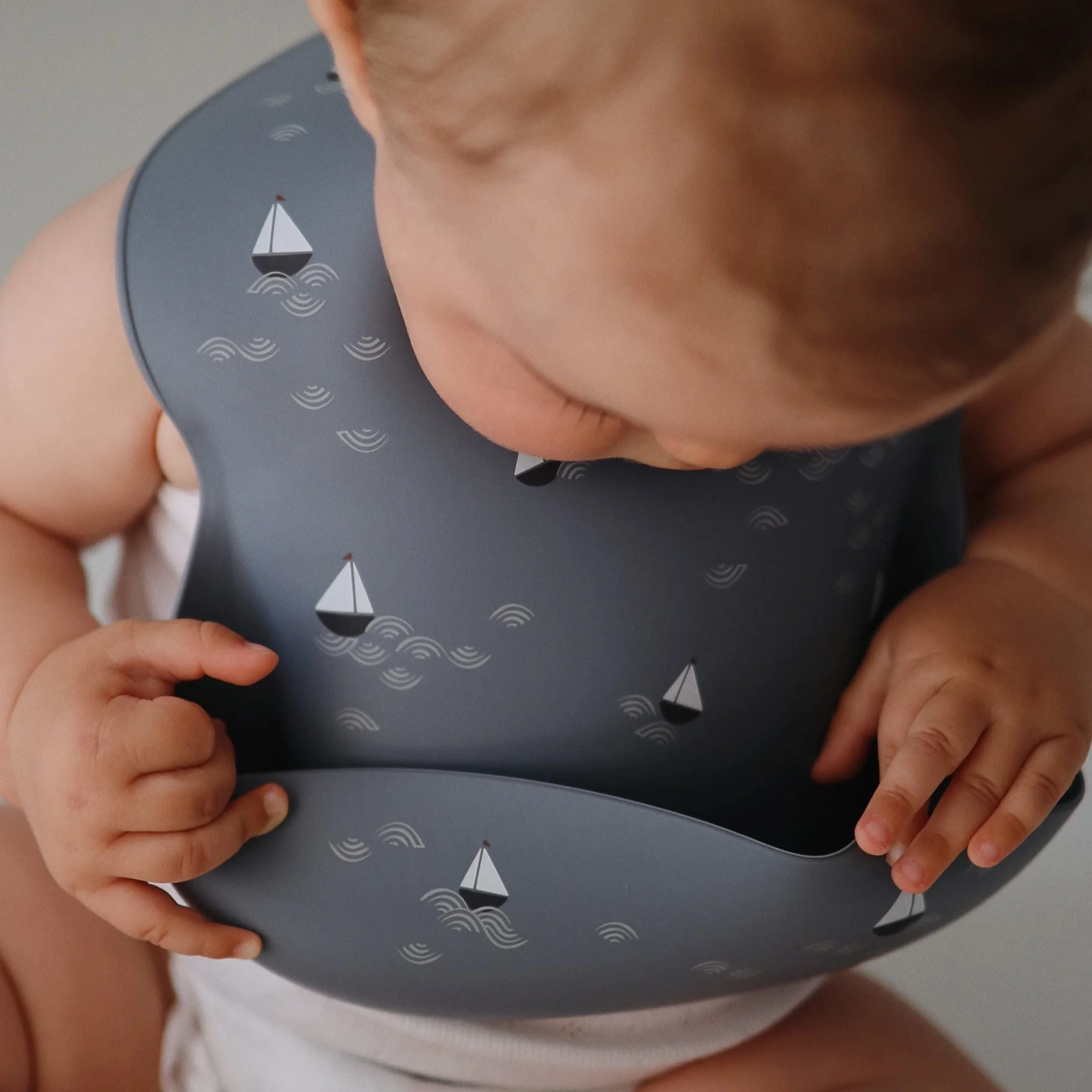 Mushie Silikon Lätzchen mit Auffangschale BPA frei wasserdicht Abwaschbar verstellbare Passform (Boat)