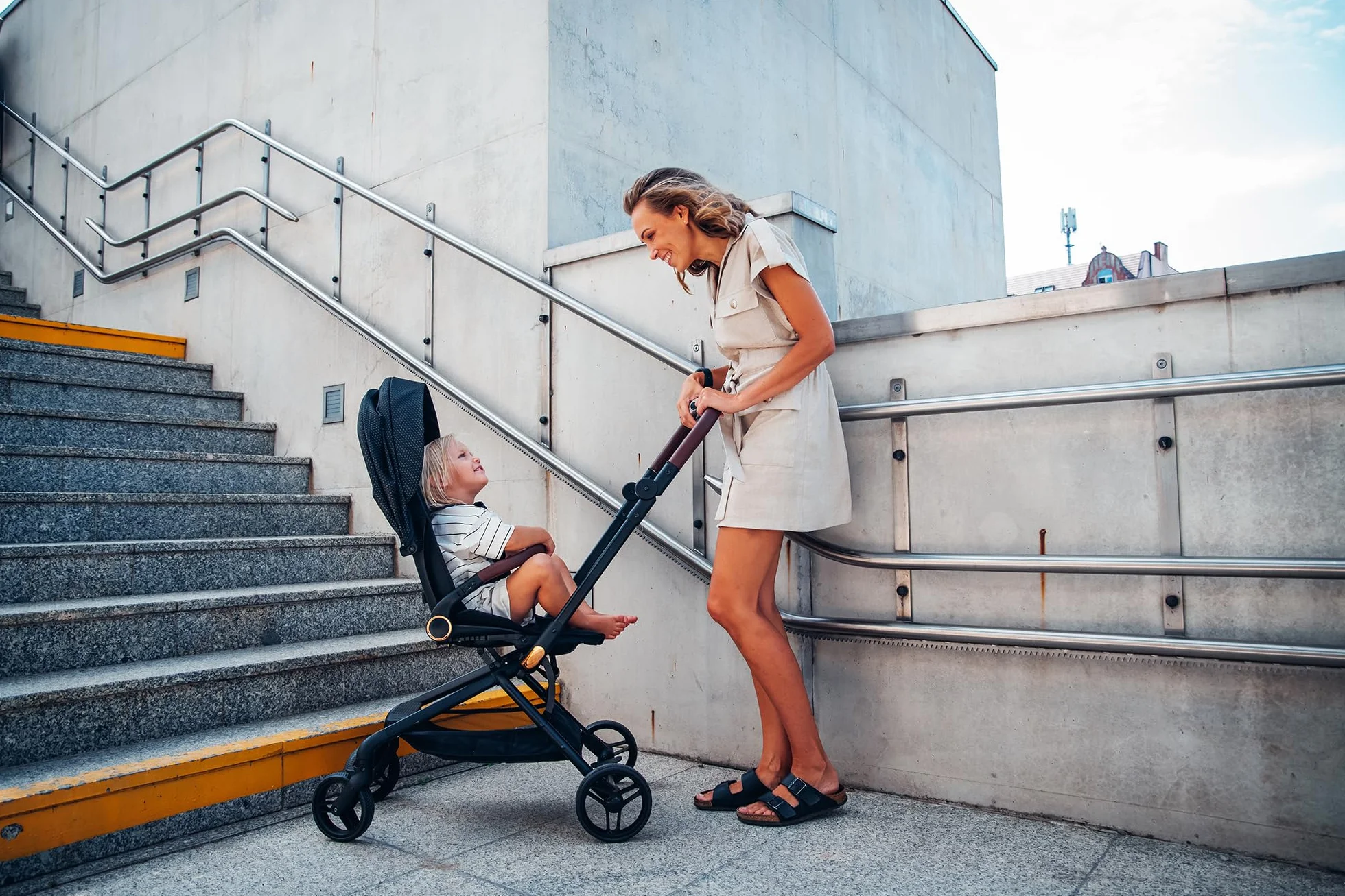 MoMi ADELLE Passeggino Leggero Reversibile Pieghevole da Viaggio Fino a 22 kg Fronte Mamma Schienale Regolabile
