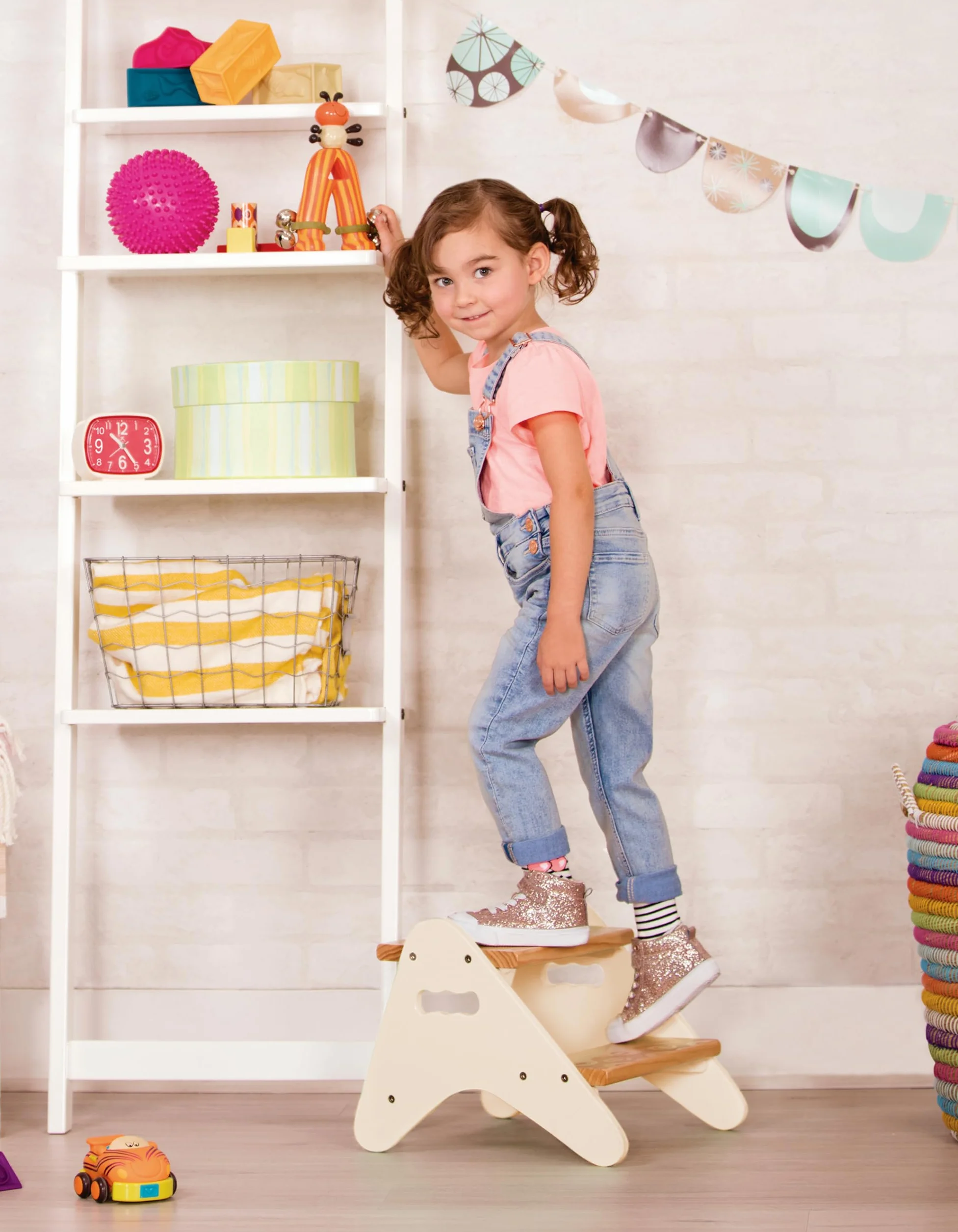 B. toys Peek-A-Boost Sgabello di legno per bambini 2 anni+