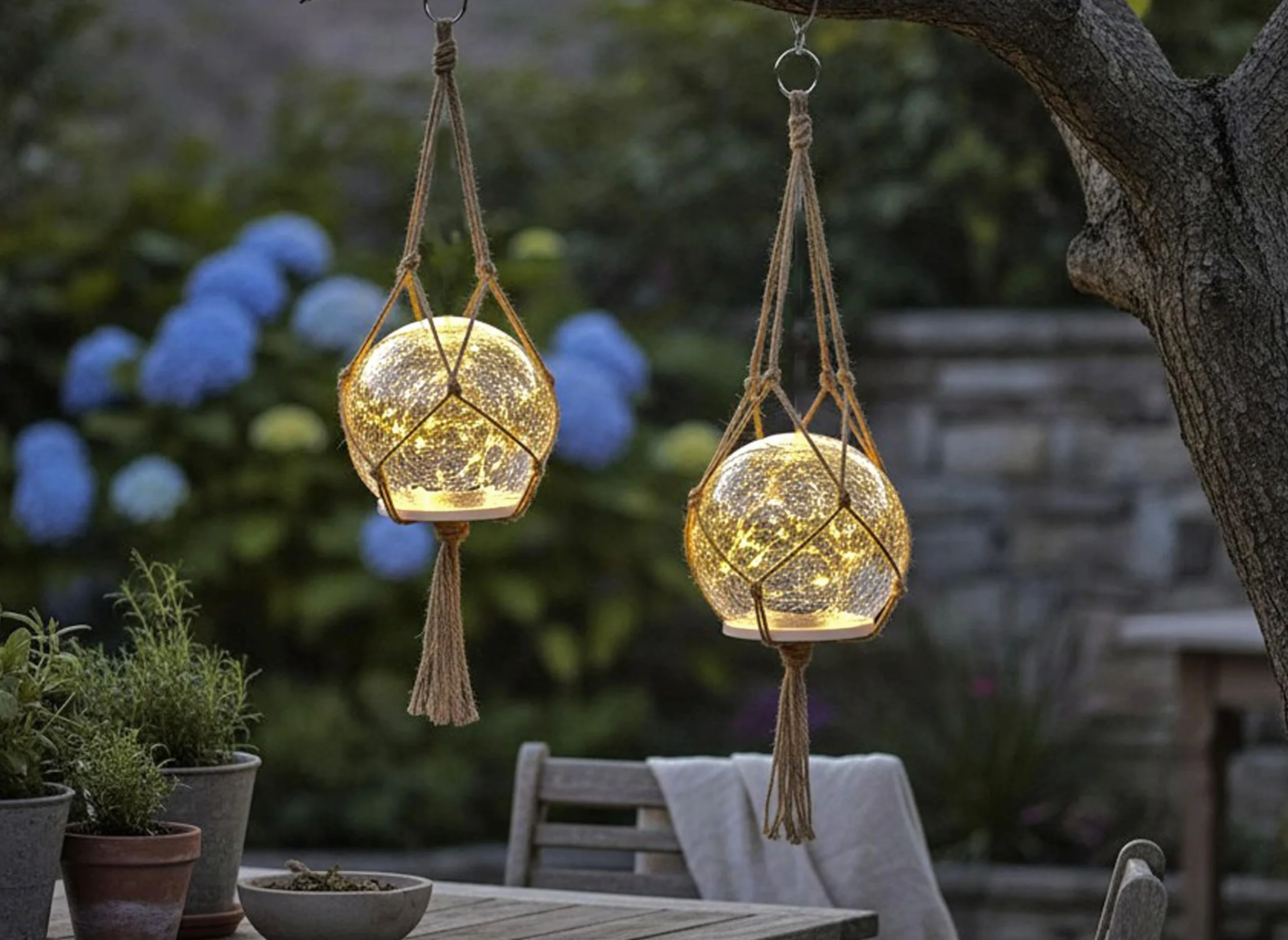 Lampada a sospensione solare e lampada da tavolo, set di 2 lampade solari per esterni, 15 cm, stile bohémien, con vetro di alta qualità con rete di iuta, decorazione da giardino, bianco caldo