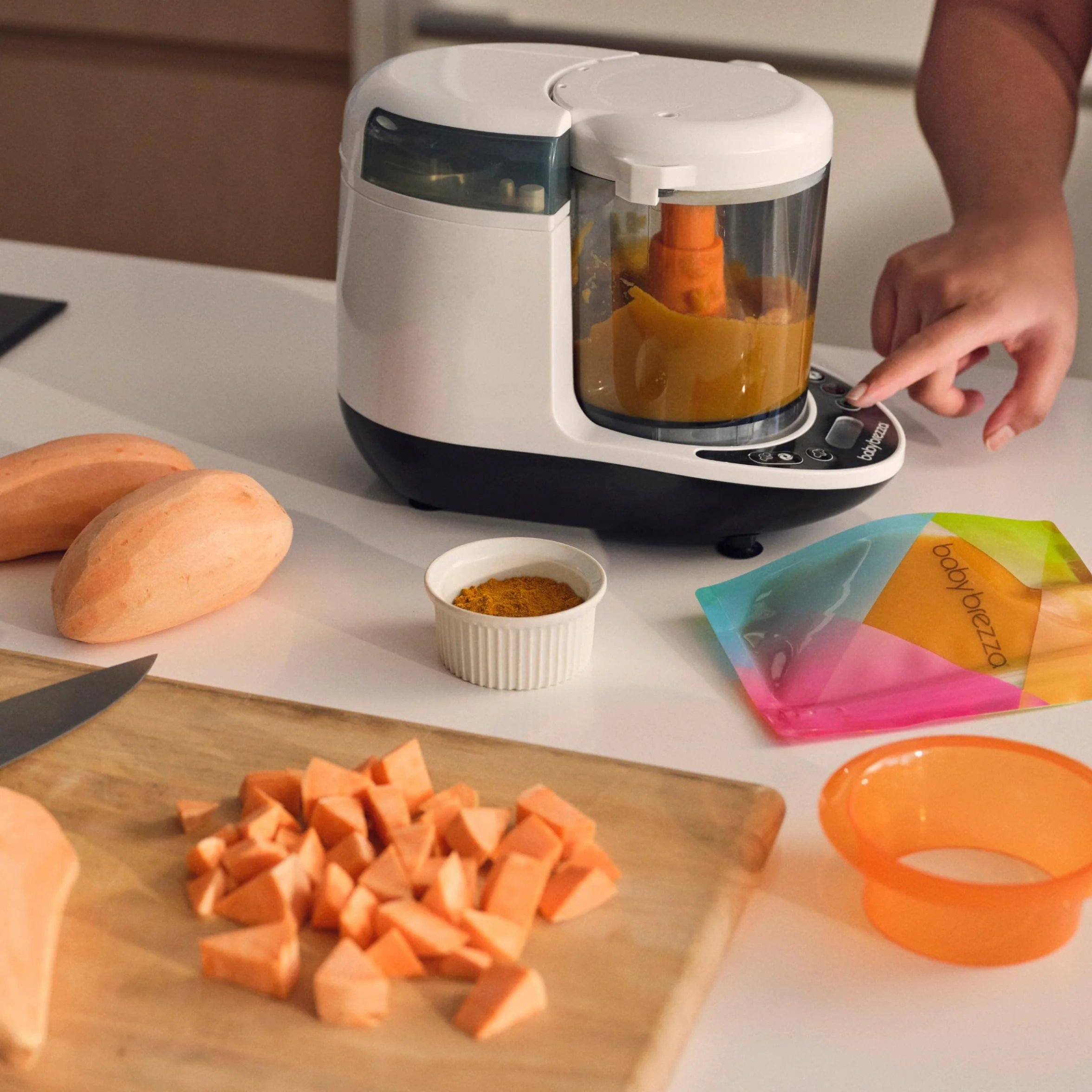 Baby Brezza Food Maker Deluxe Bianco Cuocipappa Omogeneizzatore Neonati Vapore Frullatore Pappe Spegnimento Automatico Lavabili Lavastoviglie 3 Sacchetti