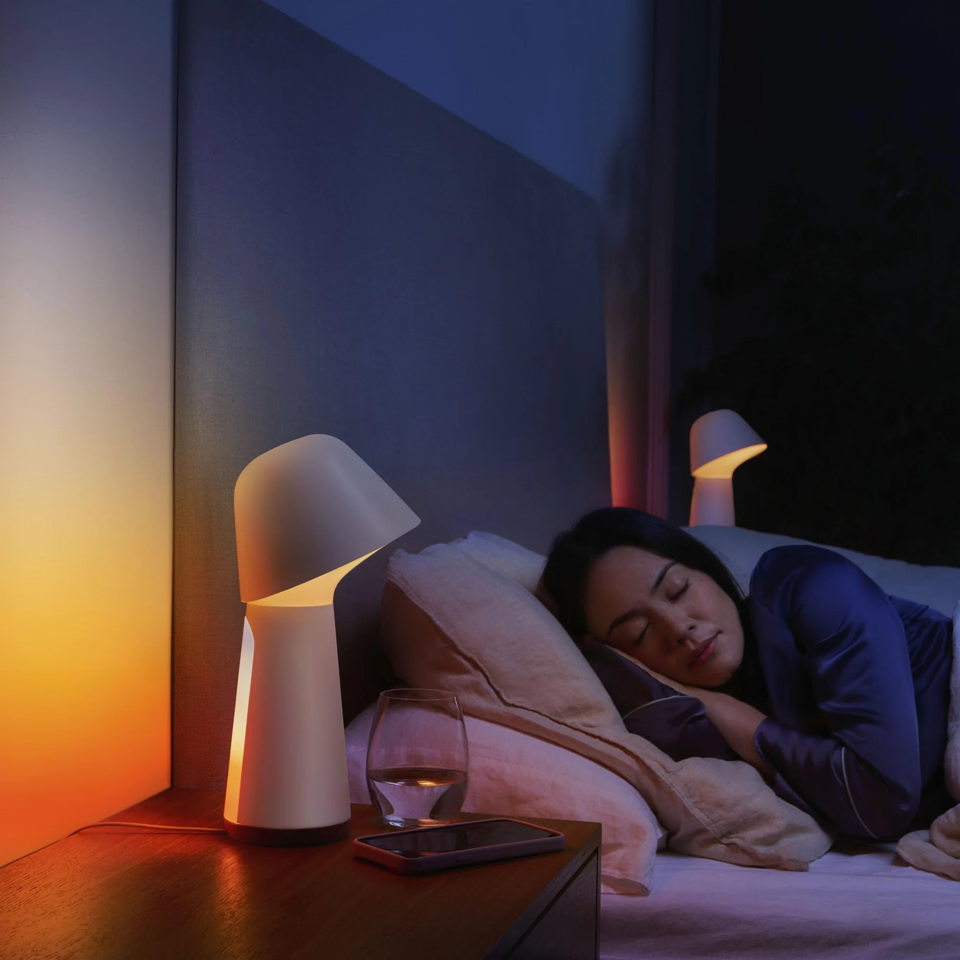 Philips Hue Twilight Lampada Smart per il sonno e il risveglio, Luce Bianca e Colorata, Compatibile con il Bluetooth, Controllo vocale con Alexa, Apple Home e Google Assistant