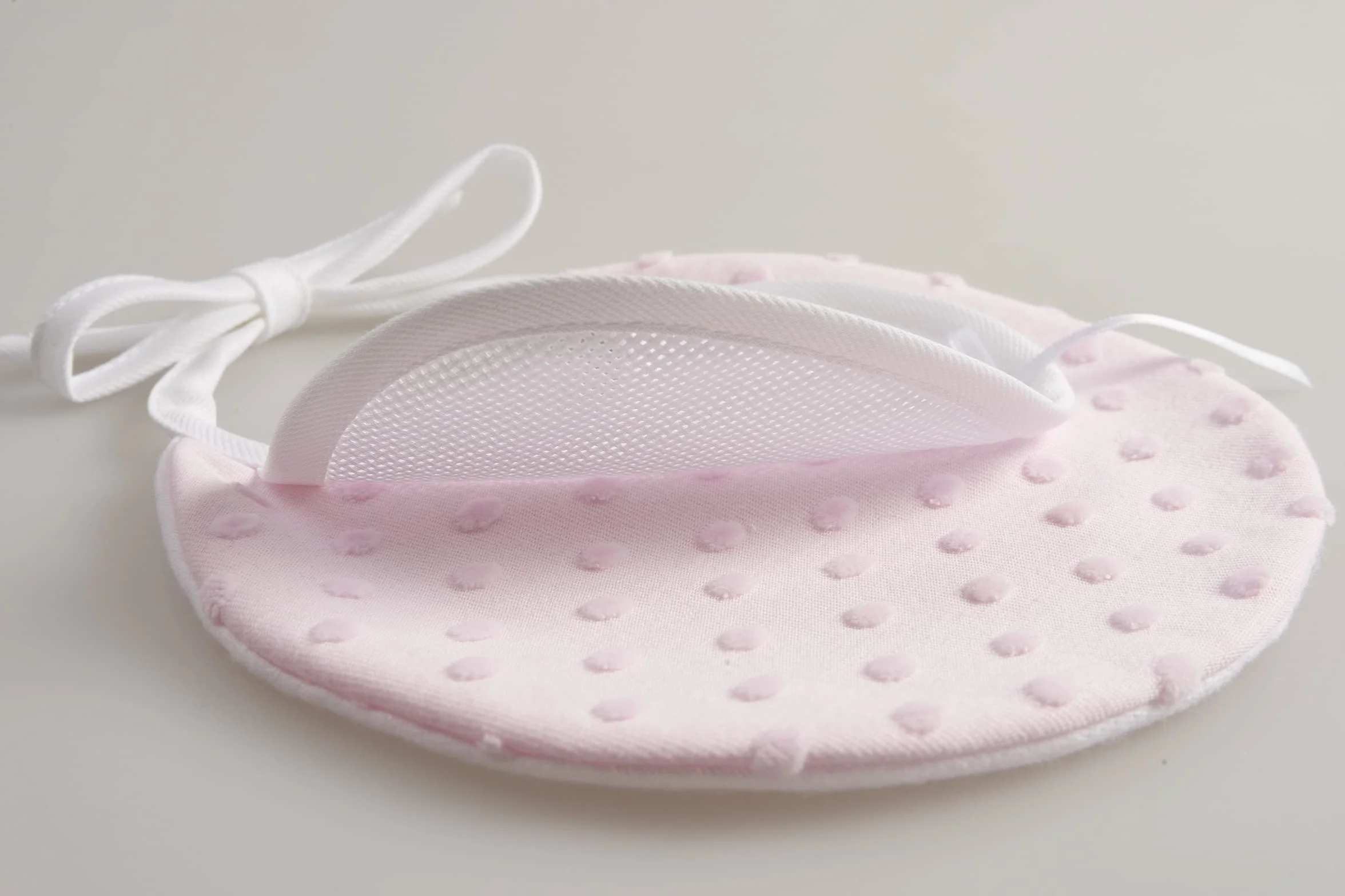 Bavaglino Tondo Neonato Morbido Tessuto Pois Effetto 3D Tela Aida Ricamare Chiusura Laccetti Rosa Made in Italy