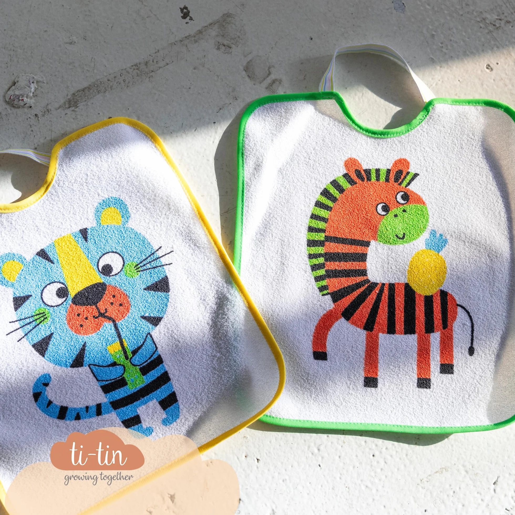 Set di 4 Bavaglini Asilo con Elastico per Bambini Impermeabili Assorbenti 73% Cotone 27% Poliestere 32x28 cm