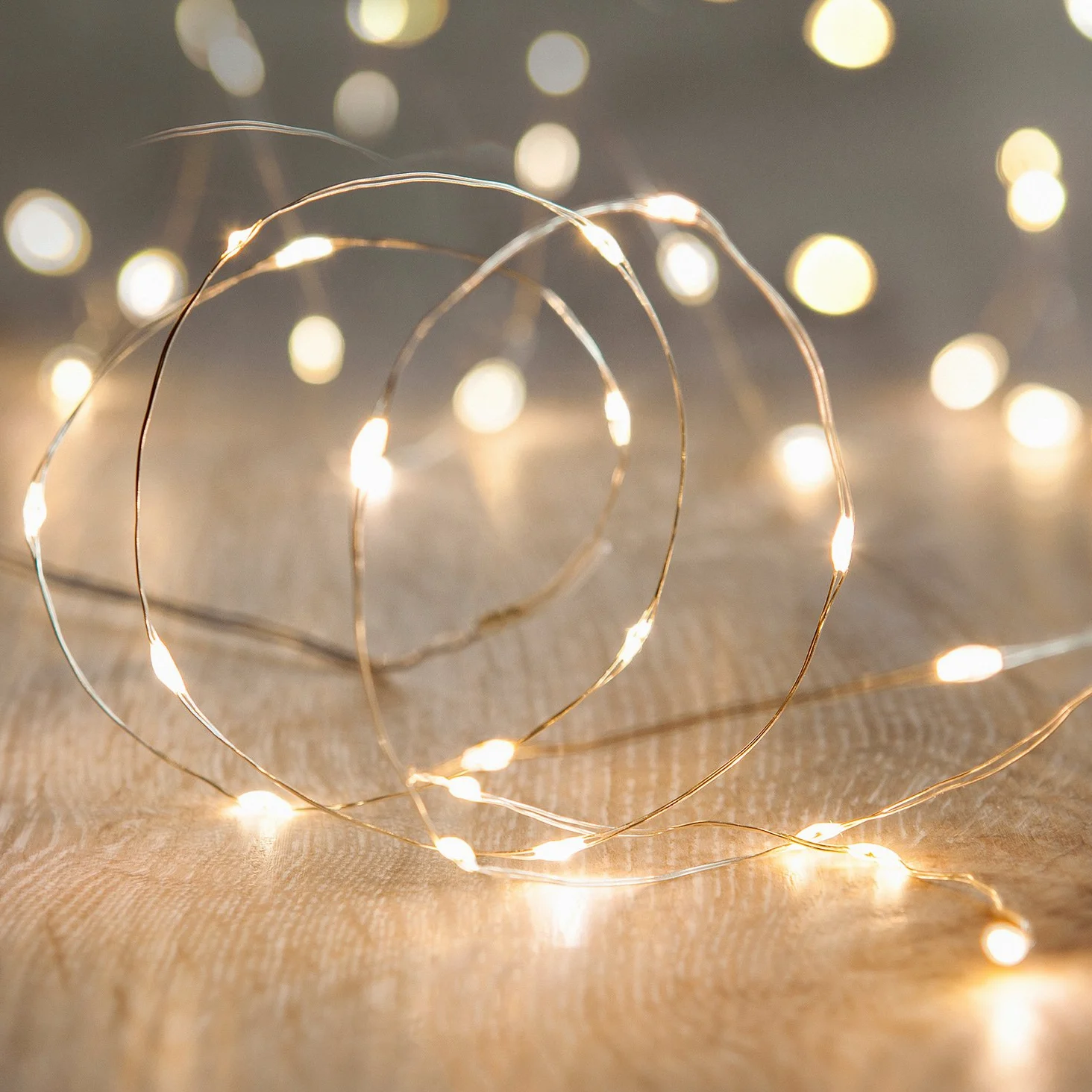 Lights4fun - Set di 10 Fili di 20 Micro LED Bianco Caldo a Pile su Cavo Metallico