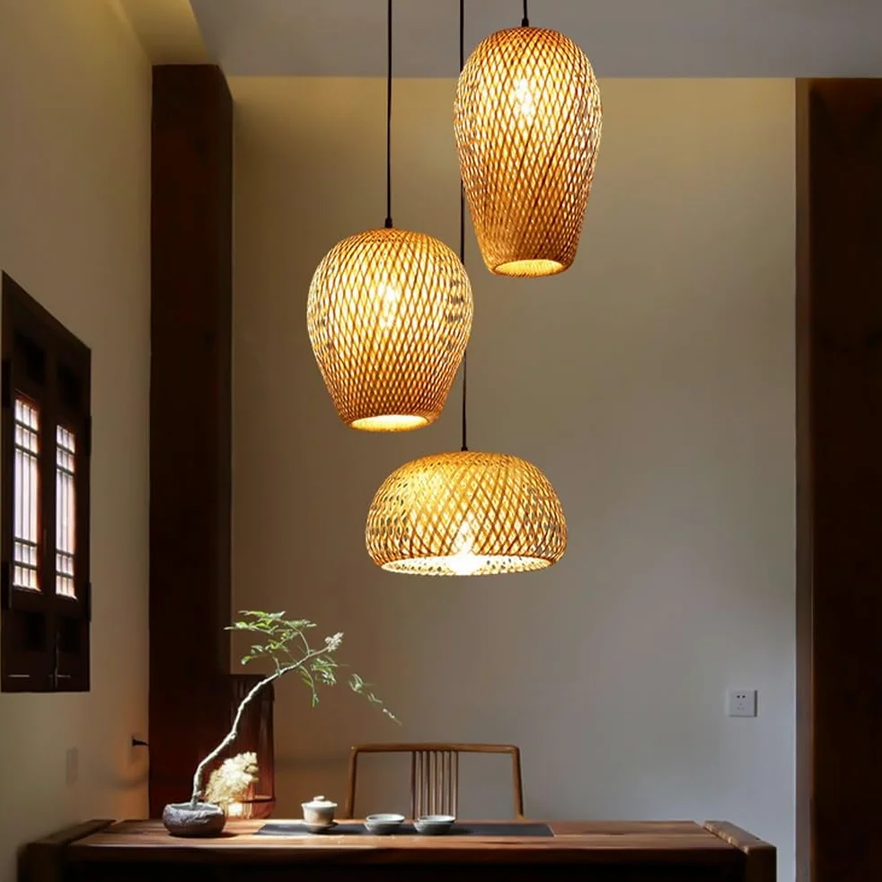 JOJOM Retro Bamboo Pendant Light E27 Lanterna di bambù naturale Rattan intrecciato a mano Tre pezzi Altezza regolabile Luce appesa Lampadario a soffitto per sala da pranzo Camera da letto Bar Illumina