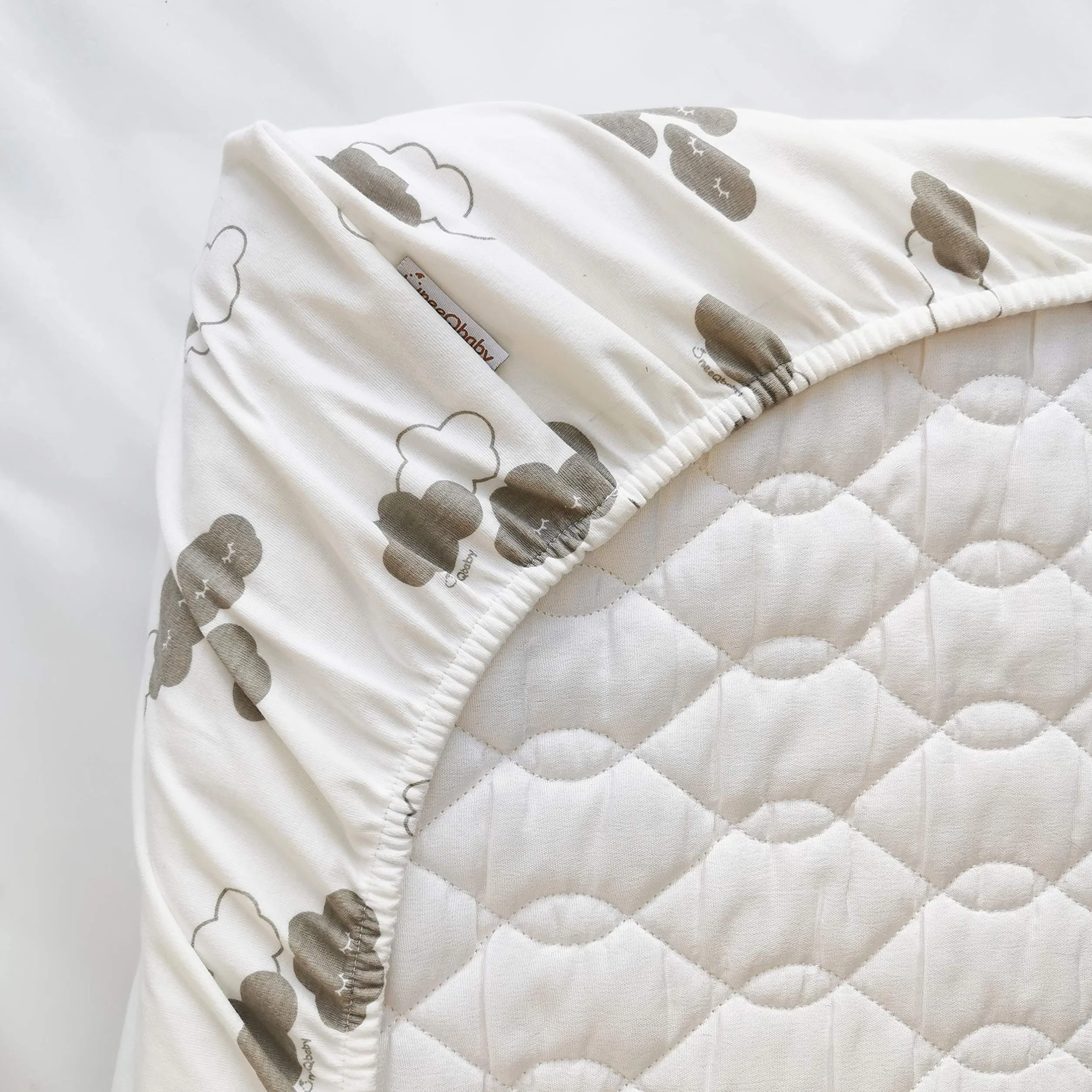 ÜneeQbaby Coprimaterasso Impermeabile Cotone Biologico GOTS Oeko-TEX Classe I 70x140cm Nuvole
