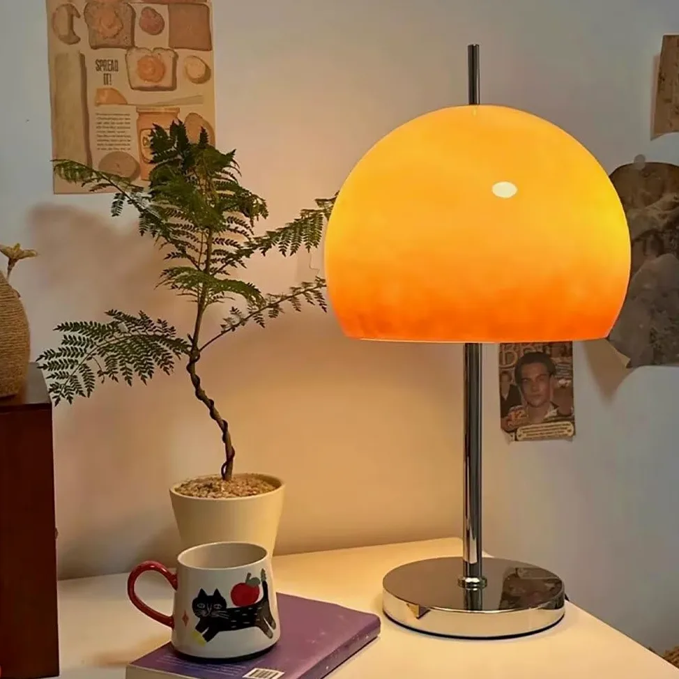 Lampada da tavolo a forma di fungo in vetro, stile Bauhaus, luce notturna decorativa per camera da letto e soggiorno, design unico arancione sfumato per migliorare l'atmosfera