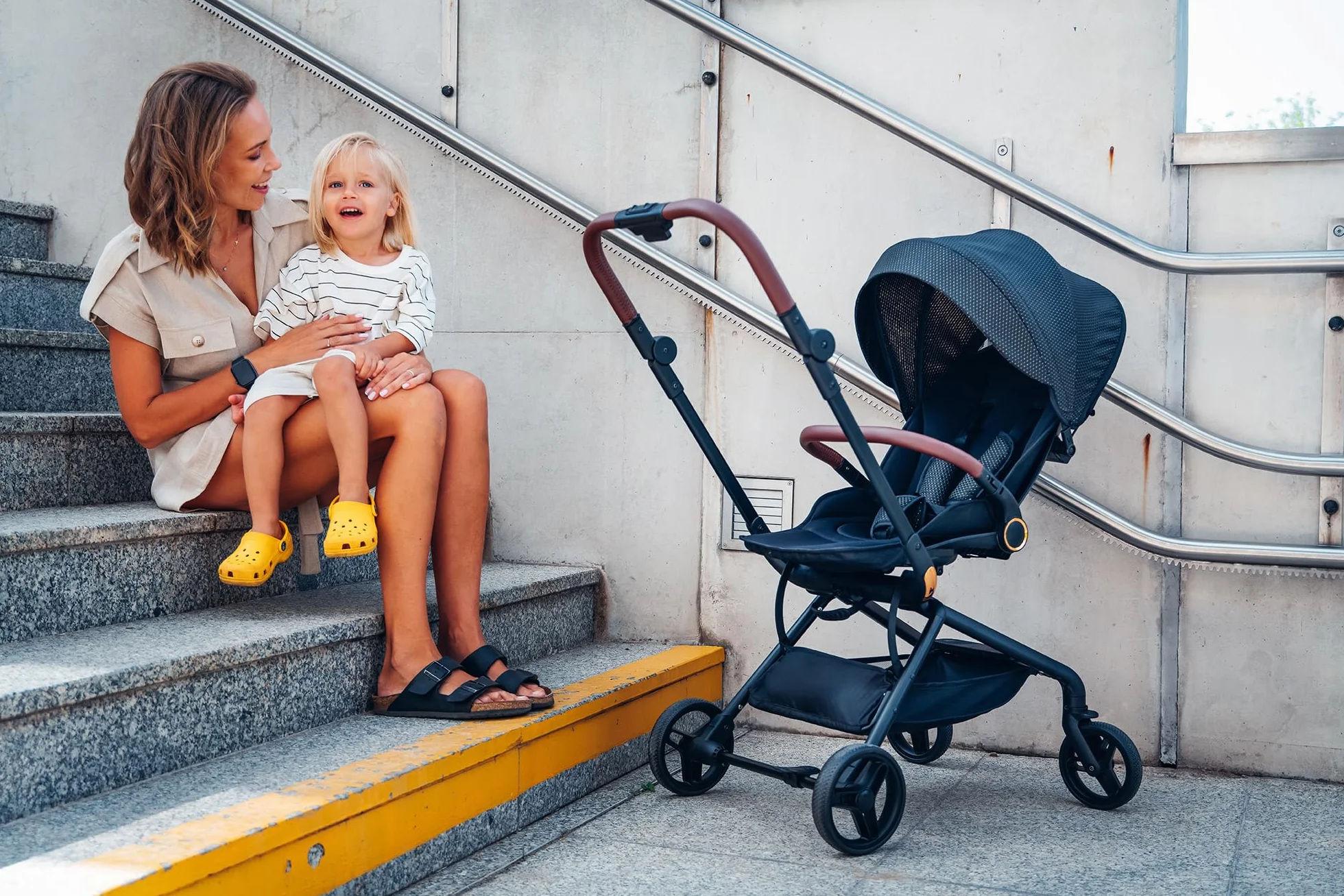 MoMi ADELLE Passeggino Leggero Reversibile Pieghevole da Viaggio Fino a 22 kg Fronte Mamma Schienale Regolabile