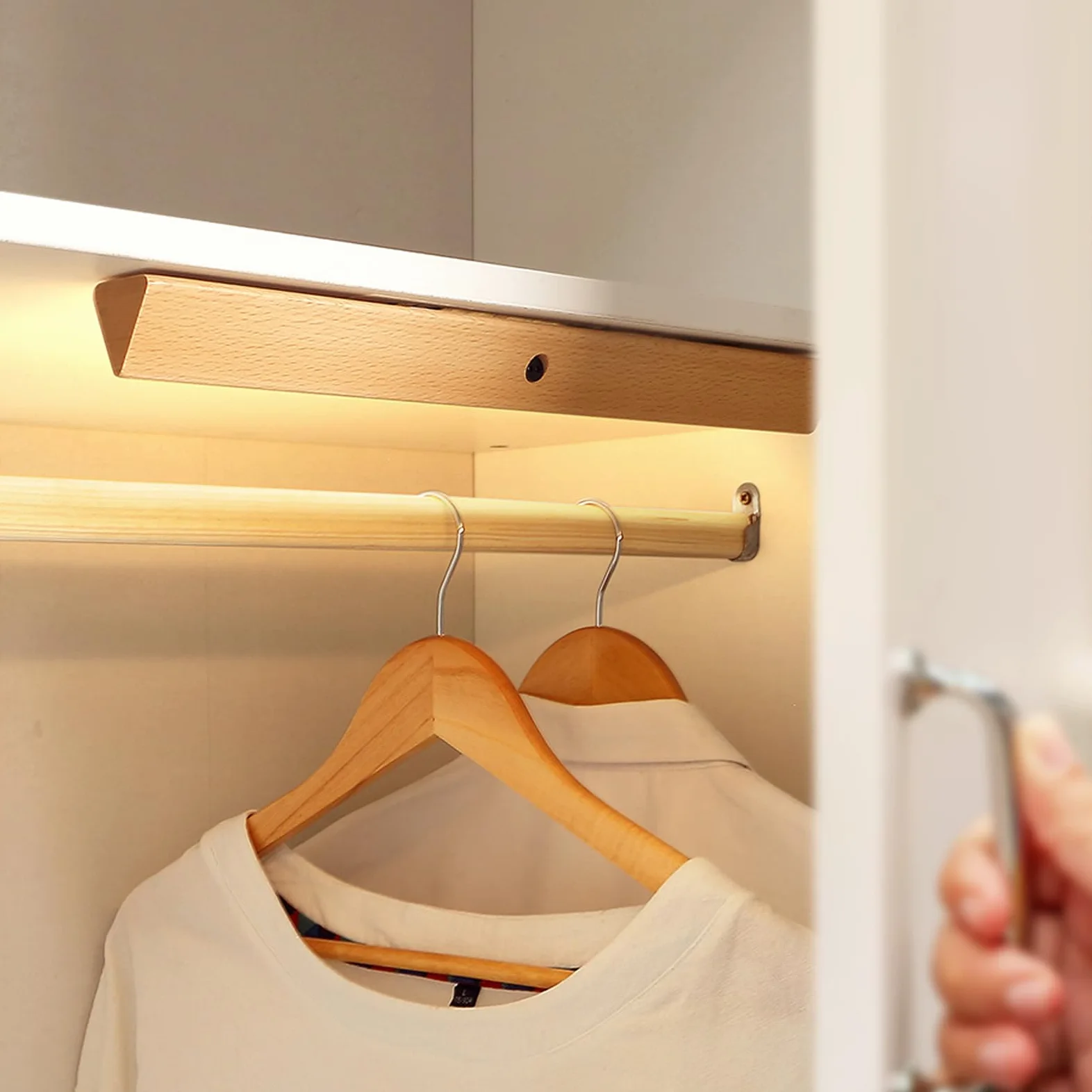 Lampada da parete wireless per interni con sensore, ricaricabile tramite USB, luce calda 2700 K, per armadio e camera da letto, confezione da 1, comodo funzionamento con interruttore