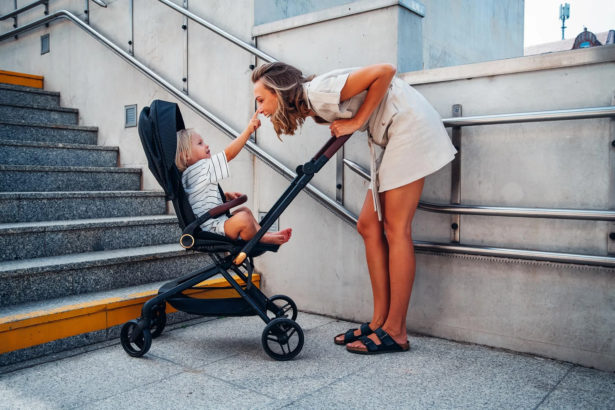 MoMi ADELLE Passeggino Leggero Reversibile Pieghevole da Viaggio Fino a 22 kg Fronte Mamma Schienale Regolabile