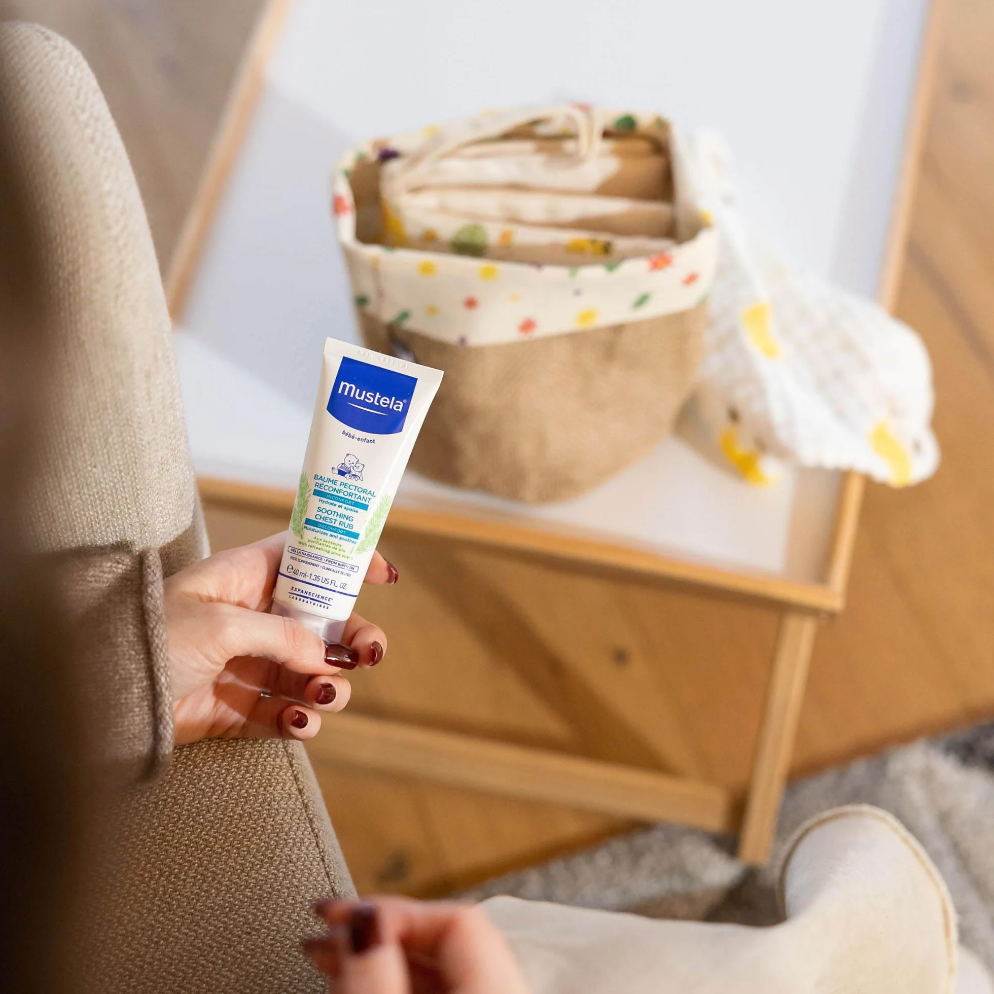 Mustela Crema Massaggio Balsamica 40ml per Raffreddore Naso Chiuso Tosse Camomilla Miele Karité Avocado Tiglio Pino