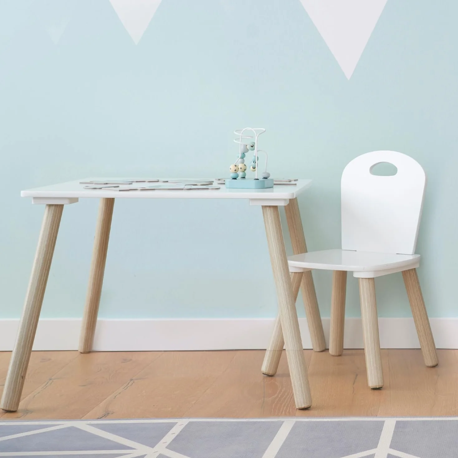 Avilia Set Tavolo e Sedie per Bambini in Legno 55x55x43.5cm 28x28x50cm Bianco e Beige