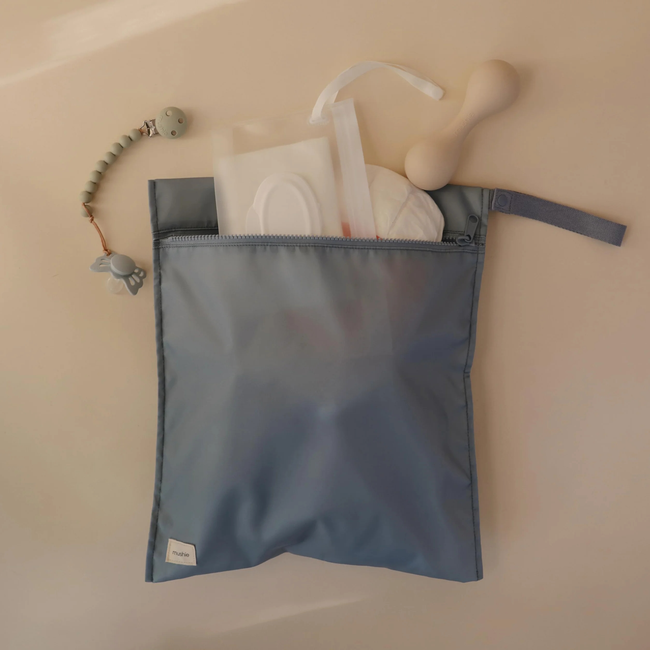 Mushie Wet Bag Impermeabile 2 Pezzi Set Grande e Piccolo per Pannolini, Abiti e Giochi, Poliestere Facile da Pulire