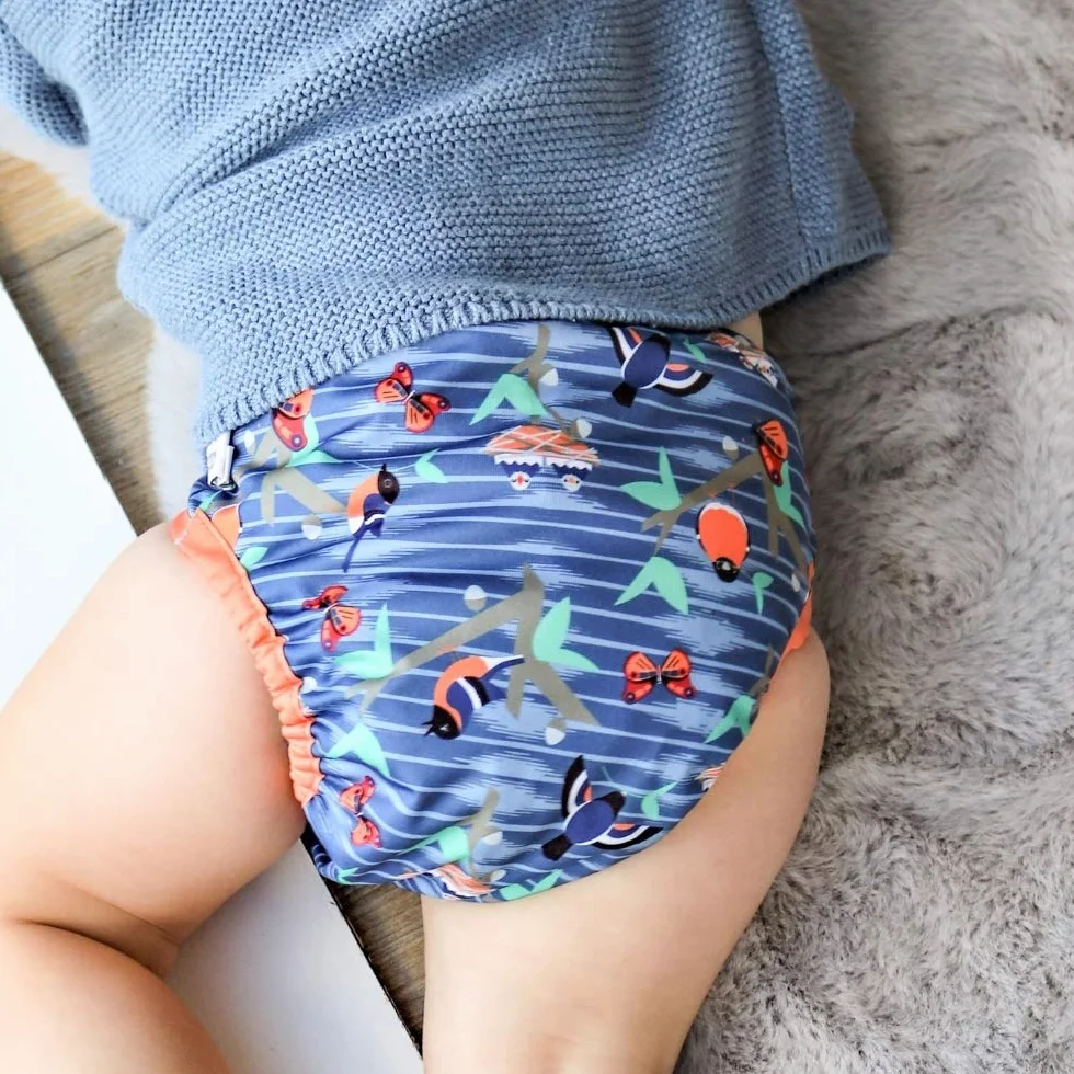 Pannolino Nascita in Bambù Riutilizzabile con Chiusura a Bottoni e Linguette Elastiche, Colore Crepuscolare Giardino