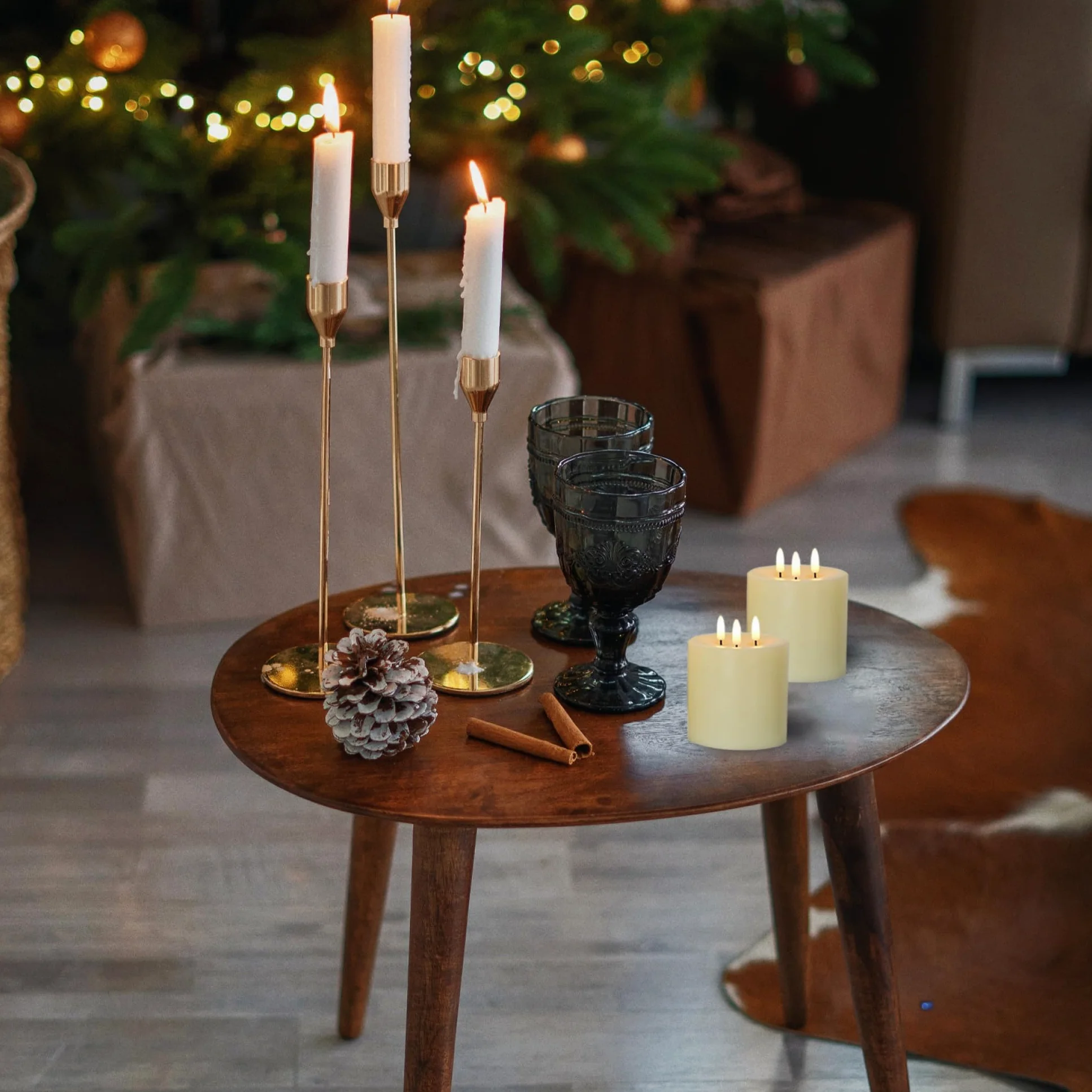 Candele a batteria, 2 candele tremolanti a 3 stoppini, 10 cm/4 pollici | Candele senza fiamma con telecomando e timer per Natale, matrimoni, feste, espositori da tavolo ed eventi festivi.