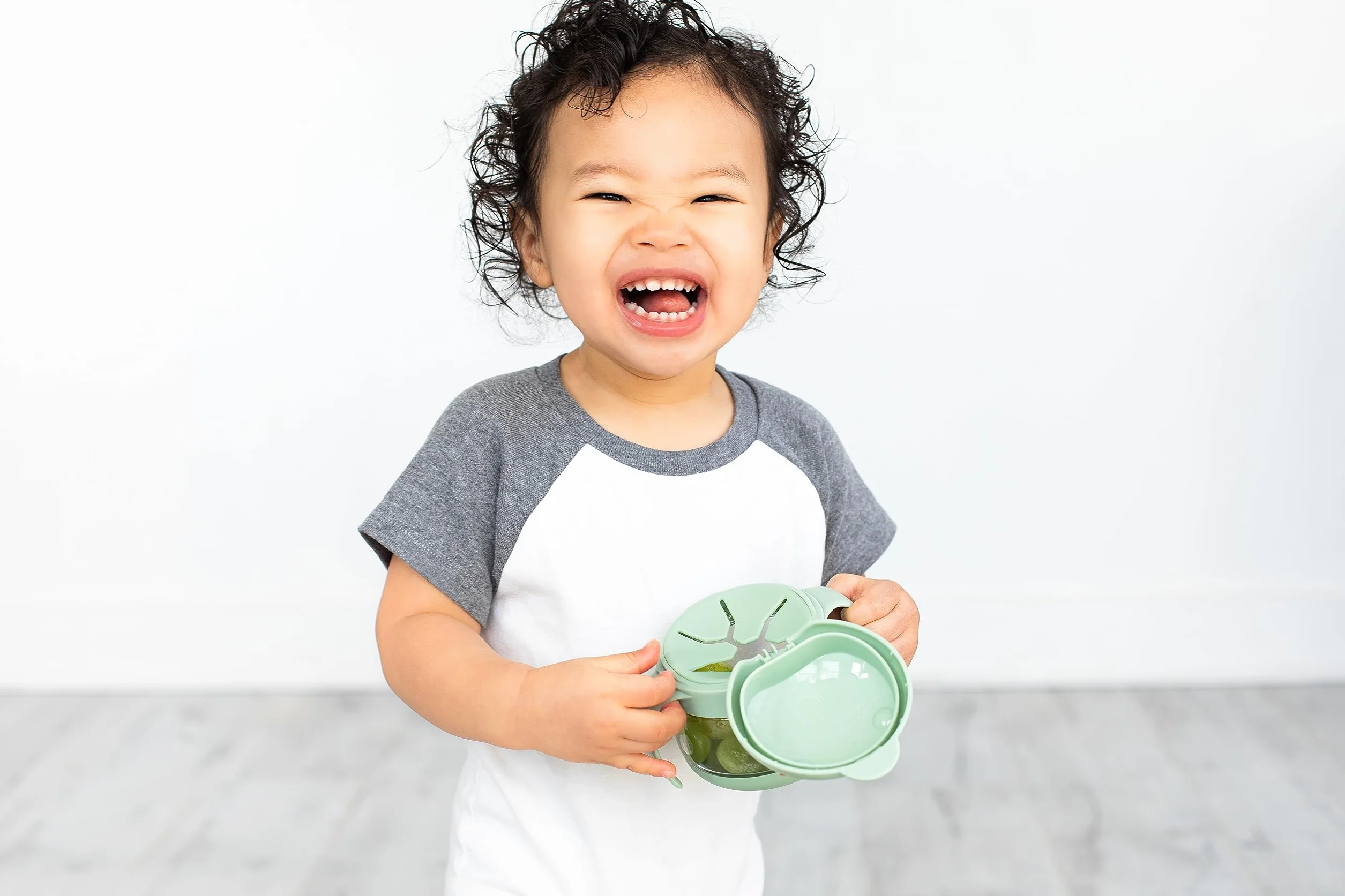 Ubbi Tweat No Spill Contenitore per snack per bambini, senza BPA, Sage & blue