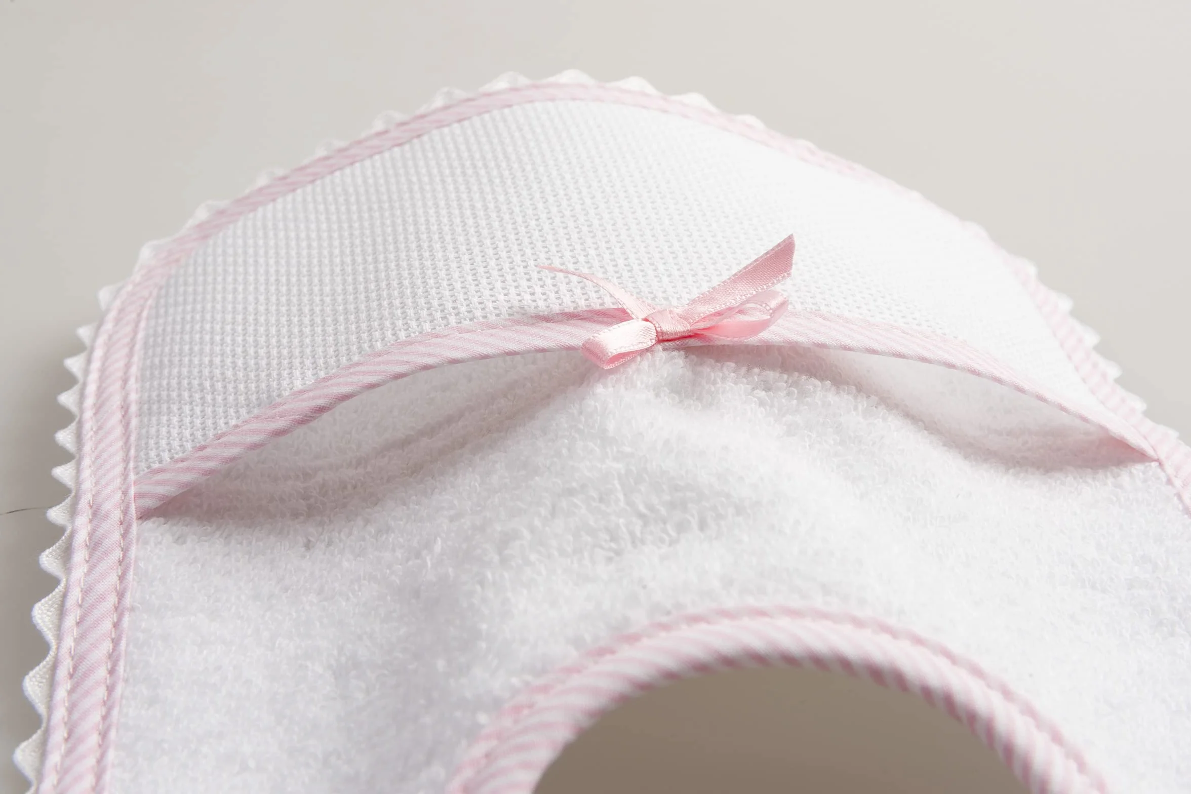 Bavaglino Neonata in Spugna di Cotone Bianco con Tasca in Tela Aida da Ricamare 100% Made in Italy