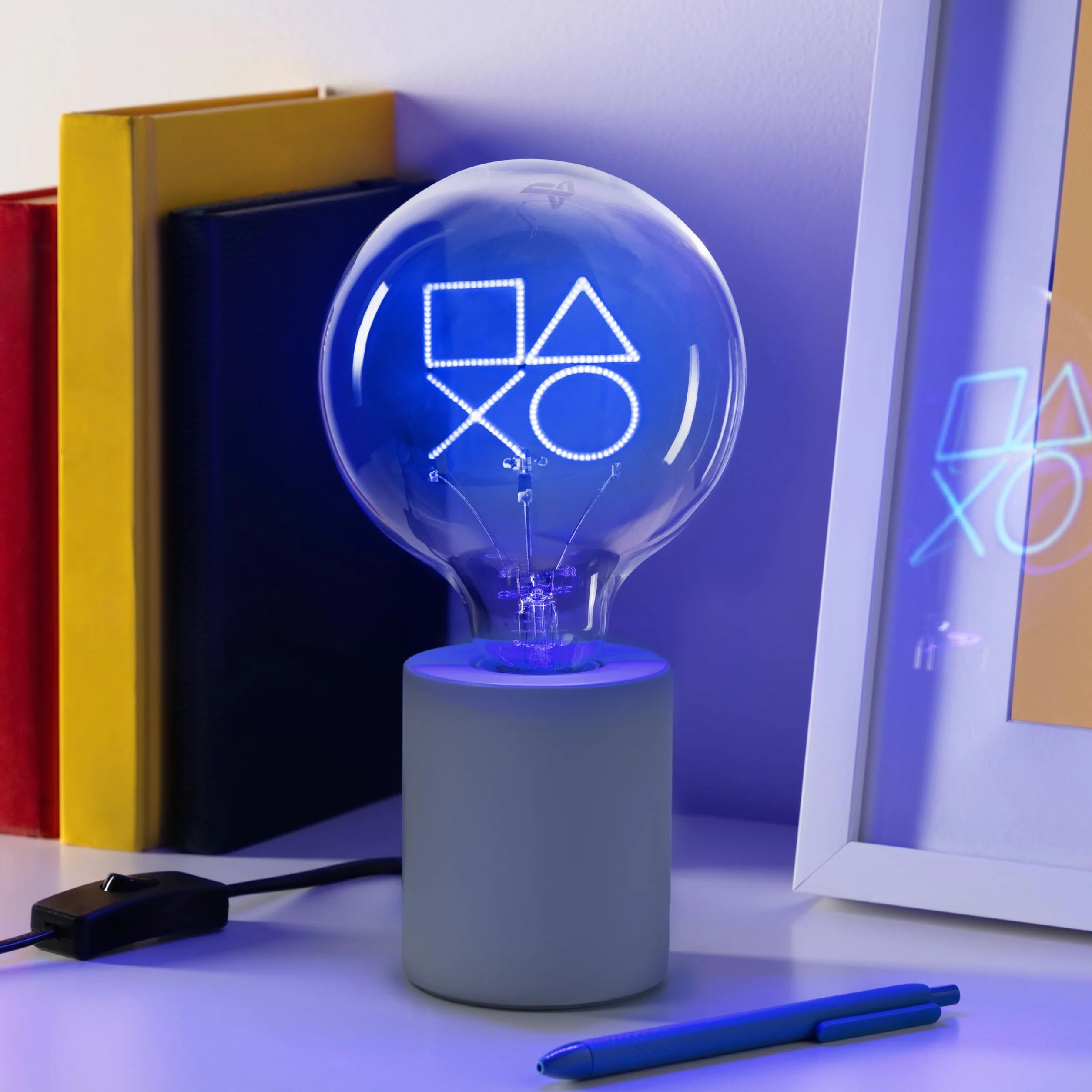 Paladone, Lampada con lampadina neon a LED decorativa con simboli PlayStation, con lampadina in vetro E27, regalo giocatore Sony con licenza ufficiale, per decorare camere da letto, case, sala giochi