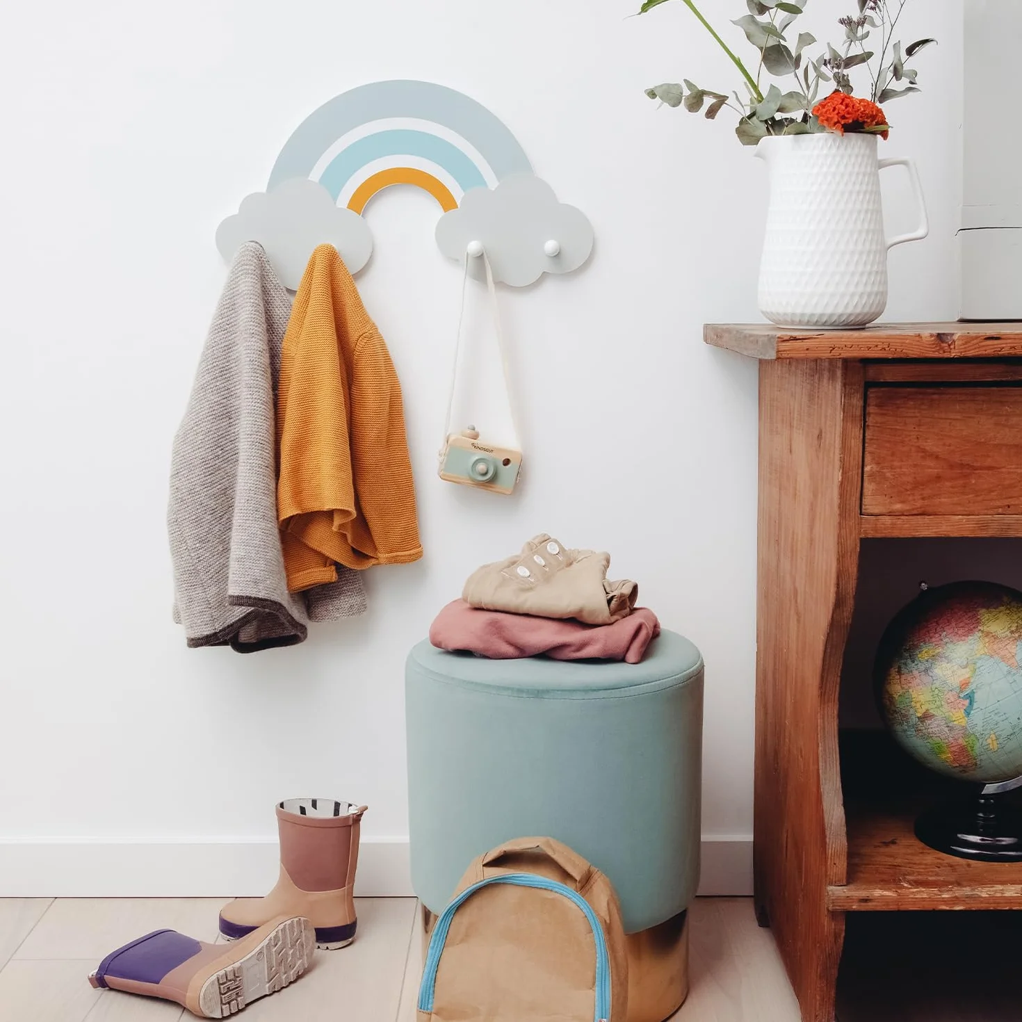 Kindsgut Appendiabito da Parete in Legno per Bambini, 4 Appendini, Multicolore, Finn