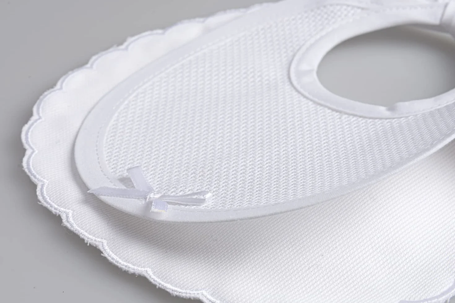 Bavaglino in Piquet di Cotone Bianco con Bordo Smerlato e Inserto in Tela Aida da Ricamare, Chiusura con Laccetti, Made in Italy