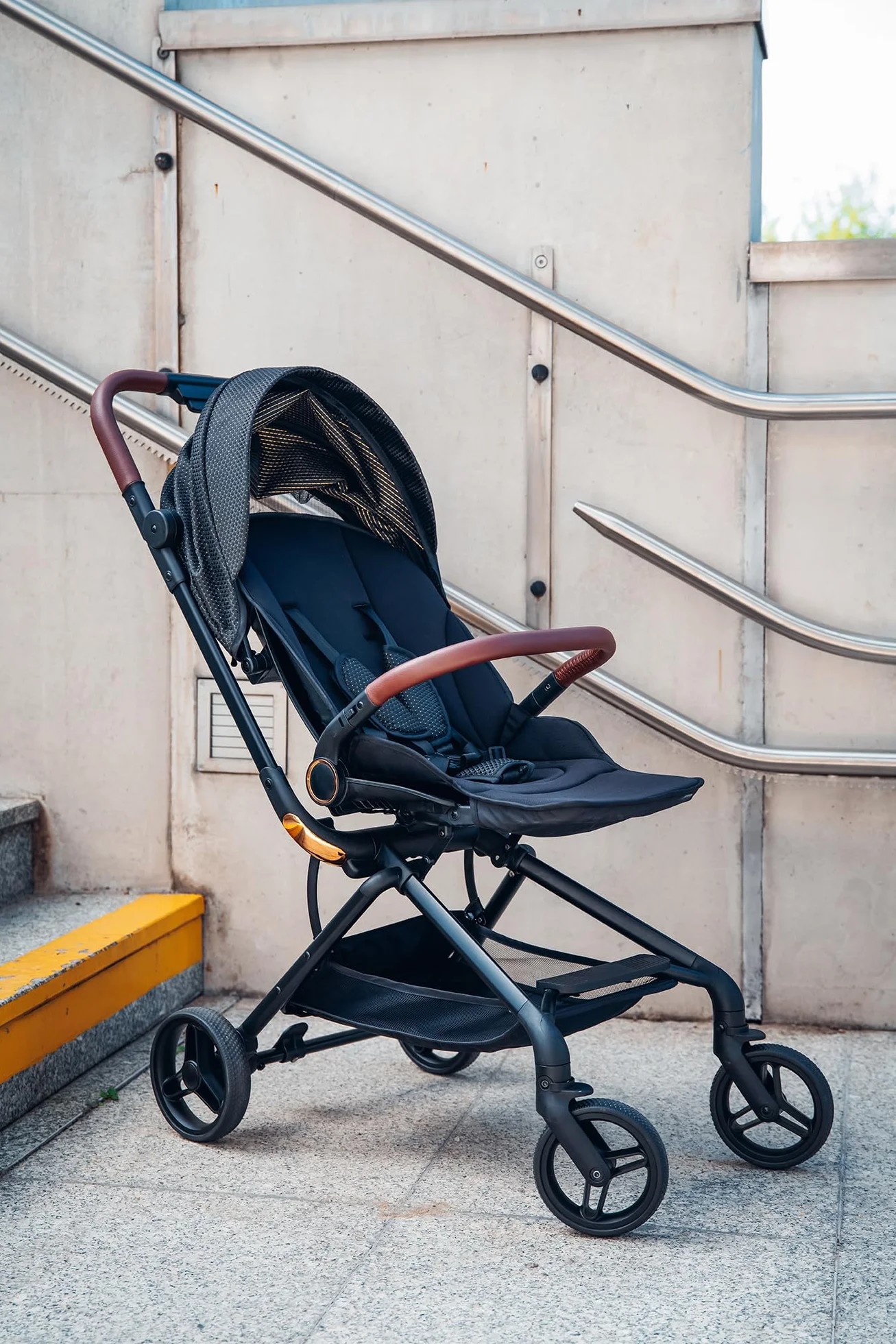 MoMi ADELLE Passeggino Leggero Reversibile Pieghevole da Viaggio Fino a 22 kg Fronte Mamma Schienale Regolabile