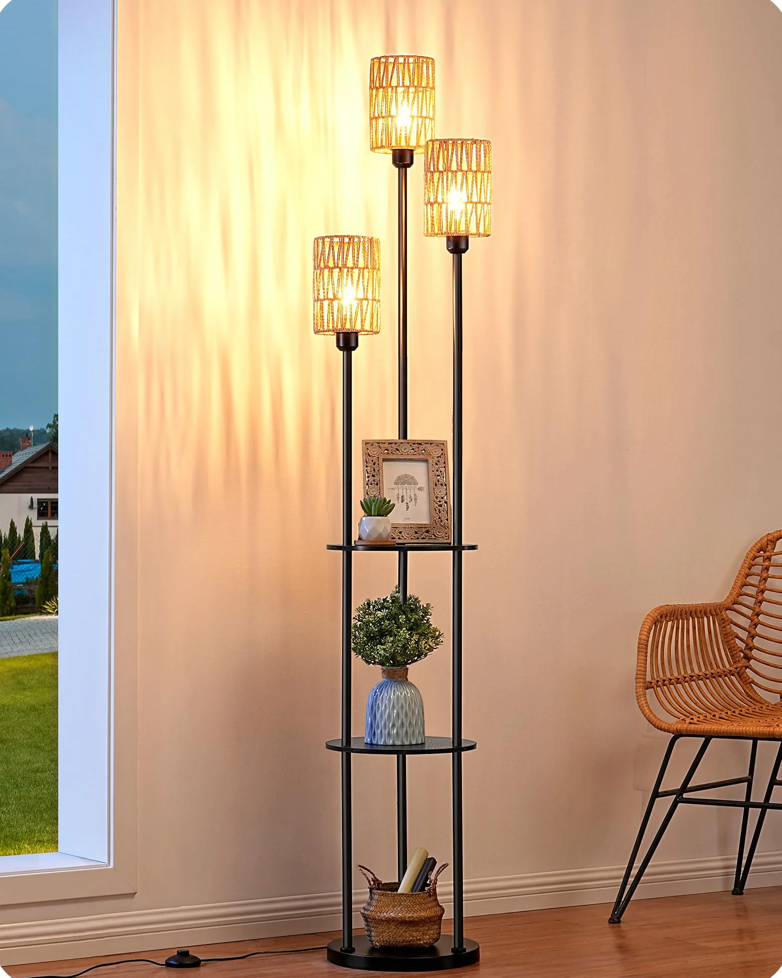 EDISHINE Lampada da Terra Boho Vintage con Mensola e Ripiano Portaoggetti, Piantana 3 Luci E27 con Paralume in Rattan, Lampadine Incluse, Interruttore a Pedale, Lampada Salotto Moderna 178 cm