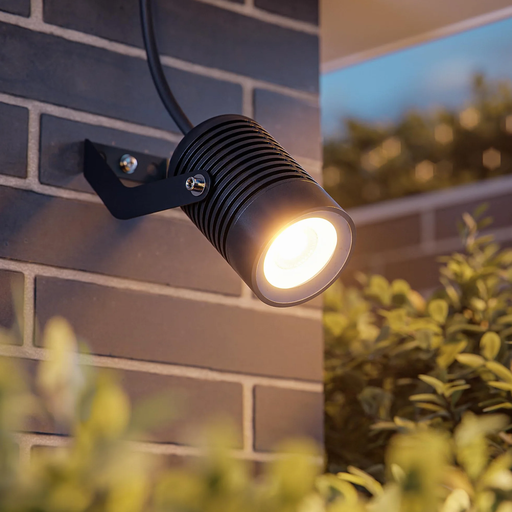 ledscom.de 4 faretti da giardino SHINGA con picchetto da terra per esterni, IP65, con spina, neri, con lampadina LED GU10 da 630 lm, bianco caldo