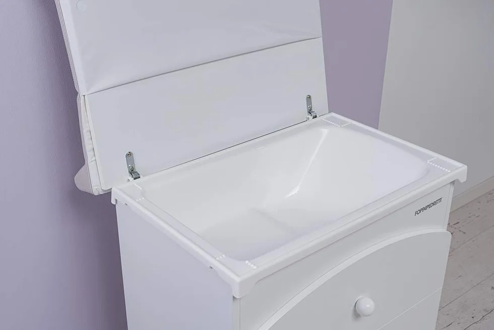 Foppapedretti Bagnetto Fasciatoio IlBagnetto, Legno, 3 Cassetti, Piano Ribaltabile, Vaschetta Anatomica Estraibile, 4 ruote, Materassino Incluso, 89x46x69 cm, Bianco