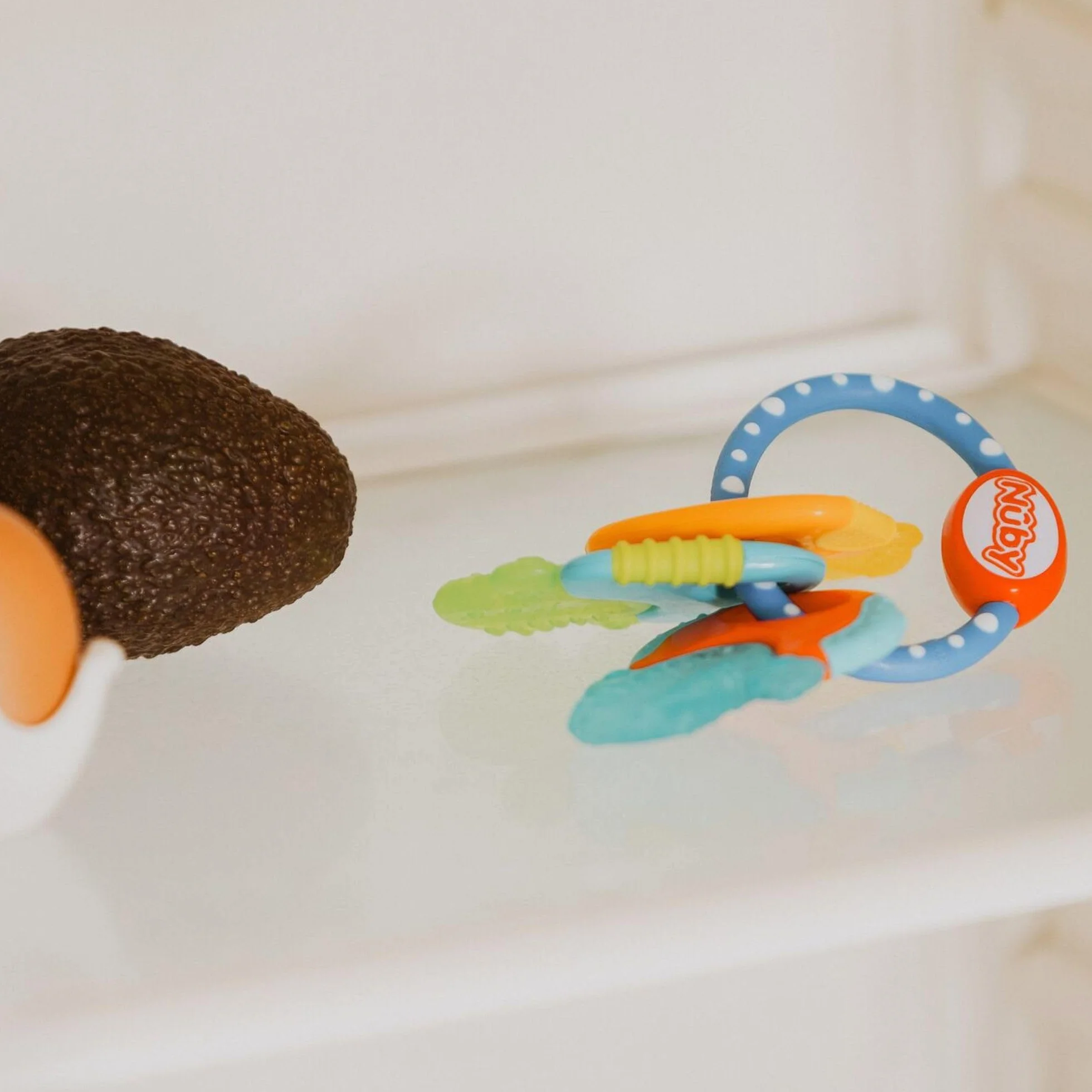 Nuby Chiavi da dentizione IcyBite Anello da dentizione in gel ICE per bambini 3+ mesi Blu