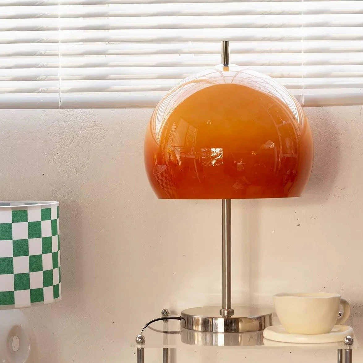 Lampada da tavolo a forma di fungo in vetro, stile Bauhaus, luce notturna decorativa per camera da letto e soggiorno, design unico arancione sfumato per migliorare l'atmosfera